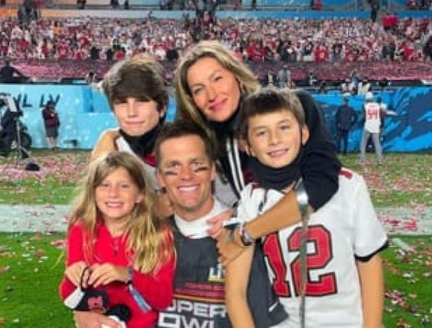 Gisele Bündchen e Tom Brady ao lado da família